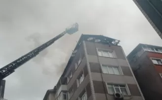 Fatih’te tek katlı bina alev alev yandı
