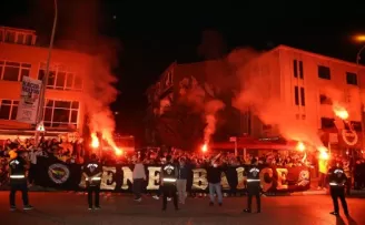Fenerbahçeli futbolcular galibiyeti taraftarıyla kutladı
