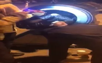 Fotoğraf çektirmek için girdiği tarihi topun içinde sıkıştı
