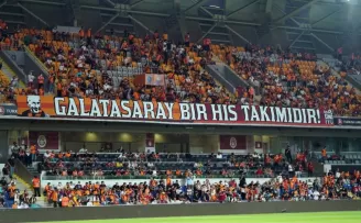 Galatasaraylı taraftarlar tribünlerde

