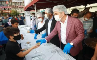 Gaziosmanpaşa Belediyesi vatandaşlara 3 ton aşure dağıttı
