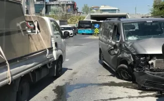Gaziosmanpaşa’da 3 araç birbirine girdi: 1 yaralı

