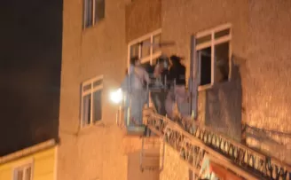 Gaziosmanpaşa’da 3 katlı binada korkutan yangın
