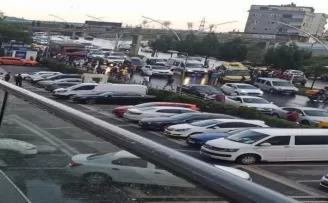 Gaziosmanpaşa’da bir kamyon, içinde yolcu bulunan minibüse çarptı
