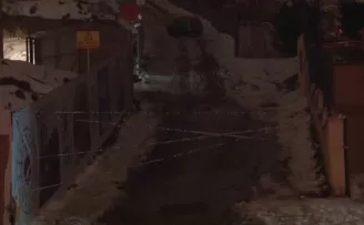 Gaziosmanpaşa’da kar ve buz kaplı yokuşta otomobil kaldı

