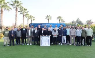 Gebze’de Başkan Büyükgöz’den voleybol takımına moral ziyareti