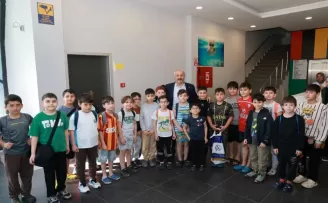 Gebze’de minik yüzücülere Başkan Büyükgöz’den ziyaret