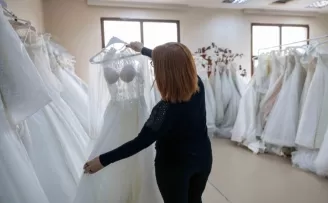 Gelinlikler hayalleri İzmir Bornova’da gerçeğe dönüşüyor