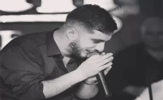 Genç şarkıcıya sahne çıkışı silahlı saldırı
