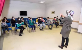 Gençlere işaret dili kursu
