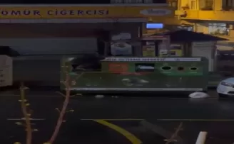 Geri dönüşüm kutusuna girerek atıkları böyle çaldı
