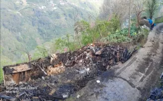 Giresun’da bir ev yanarak kullanılmaz hale geldi
