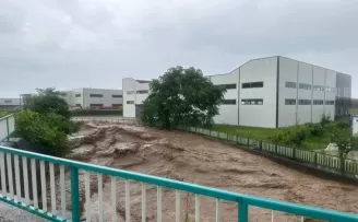 Giresun’un Piraziz ilçesinde Abdal Deresi taştı, ev ve iş yerlerini su bastı
