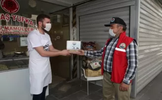 Gölbaşı Belediyesi vatandaşlara ve esnafa bayrak dağıttı
