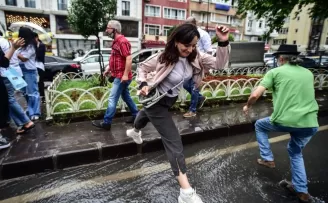 Göle dönen yollarda vatandaşların yağmurla imtihanı
