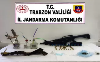 Gömdükleri uyuşturucuyu almaya geldiklerinde yakalandılar