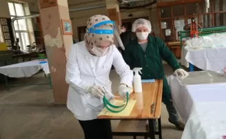 Gönüllü öğretmen ve okul personeli sağlıkçılara ’Koruyucu yüz siperliği’ üretiyor
