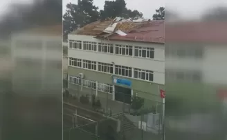 Fırtına nedeniyle okulun çatısı uçtu