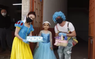 Görme bozukluğu bulunan Minik Ezgi’ye doğum günü sürprizi
