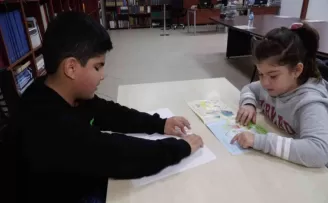 Görme engelli arkadaşının gözü oldu
