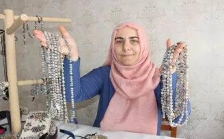 Gözyaşı Otu tanelerini sanata dönüştürüyor
