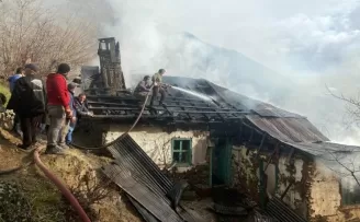 Gümüşhane’de ev ve ahır yangını
