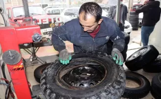 Gümüşhane’de kar yağışıyla birlikte lastikçilerde yoğunluk arttı
