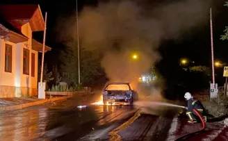 Gümüşhane’de park halindeki otomobil cayır cayır yandı
