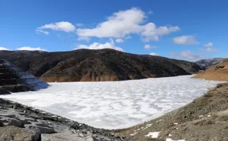 Gümüşhane’de soğuk hava baraj gölünü dondurdu
