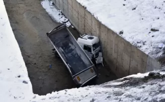 Gümüşhane’de tır dere yatağına devrildi: 1 yaralı