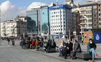 Güneşli havada vatandaşlar Taksim Meydanı’na akın etti
