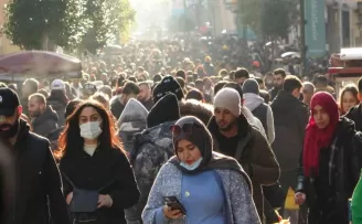 Güneşli havayı fırsat bilen vatandaşlar İstiklal Caddesi’ne akın etti
