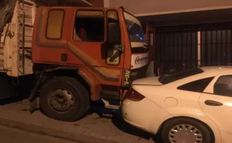 Güngören’de freni boşalan kamyon 8 araca çarparak durabildi
