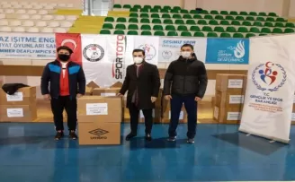 Güreş kulüplerine malzeme yardımı sürüyor

