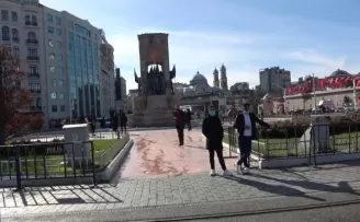 Güzel havayı fırsat bilen turistler Taksim Meydanı’na akın etti
