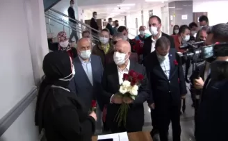 Hak-İş üyelerinden sağlık çalışanlarına karanfil
