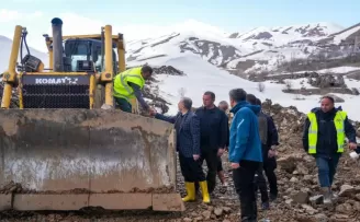 Hakkâri–Van yolunda seferberlik... Heyelan sonrası çalışmalar sürüyor