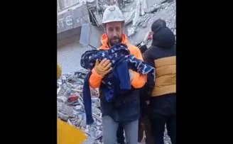 Hakkari’den giden ekipler biri bebek 9 kişiyi sağ kurtardı
