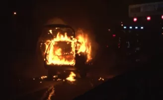 Haliç Köprüsü’nde dumanlar yükselen otomobil alev alev yandı
