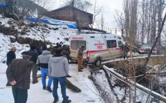 Hasta almaya giden ambulans karlı köprüde kayınca yardımına köylüler yetişti
