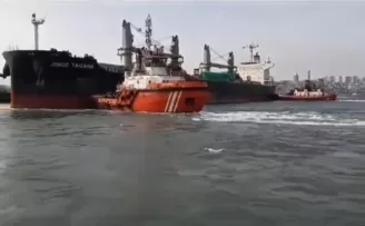 Haydarpaşa Limanı açıklarında karaya oturan gemi Ahırkapı’ya demirletildi
