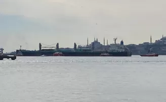 Haydarpaşa Limanı açıklarında karaya oturan gemi kurtarıldı
