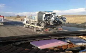 Haymana’da kamyonet ile tır çarpıştı: 2 ölü, 2 yaralı
