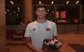 Hem yüzmede hem okulda şampiyon
