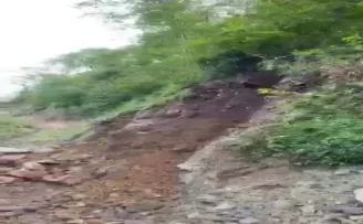Heyelan anı cep telefonu kameraları ile kaydedildi
