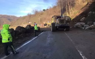Heyelan nedeniyle kapanan yol ulaşıma açıldı
