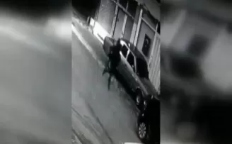 Hırsızlık yaparken ev sahibine yakalanan şüphelilerin kaçma anı kamerada
