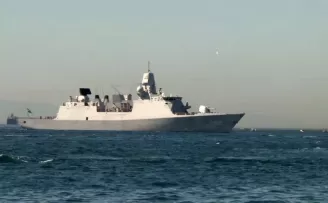 Hollanda savaş gemisi Sarayburnu’na demirledi
