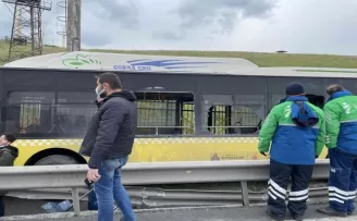 İETT otobüsü kaza yaptı, yolcular kırık camdan çıkarıldı
