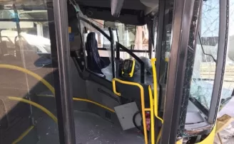 İETT otobüsü metrobüs köprüsüne çarptı: 19 yaralı
